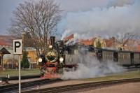 Lok 99 5901, Lok 99 7243 und Wagenzug bei der Fahrt zum Bahnsteig im Bf Gernrode