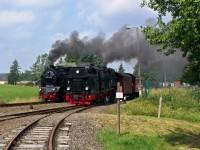 Parallelausfahrt des Sonderzuges N 89401 mit Lok 99 6001 und Planzug N 8952 mit Lok 99 7240 aus dem Bahnhof Stiege (2)