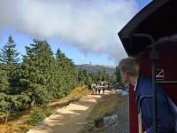 Blick aus dem Sonderzug des FKS zum Brockengipfel, während der Zug parallel zum historischem Wanderweg „Goetheweg“ fährt.