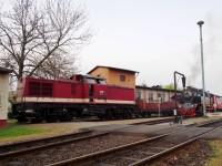 Der Sonderzug mit Lok 199 874 und dem „Schienen-Cabrio“ stehen im Bahnhof Gernrode