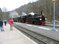 Die vereinigten Sonderzüge der Stadt Harzgerode und des FKS mit Lok 99 5901 und Lok 99 7243 kommen im Bf Alexisbad an.