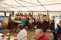 Die „Brauchtumsgruppe Selketal“ umrahmte die Veranstal­tung musika­lisch mit Liedern vom Harz und von der Selketal­bahn. (1)