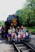 Gruppenfoto mit Kindern und Erwachsenen während des Wasser­halts im Bahnhof Alexis­bad