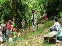 Die Wander­gruppe durch den Märchen­wald kommt beim Tapferen Schneiderlein vorbei.