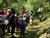 Der Gestiefelte Kater führt eine Wander­gruppe durch den Märchen­wald. (1)