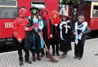 Hexen und Teufel vor der Abfahrt des „Dämonen-Express“ von Gernrode (Harz) nach Stiege