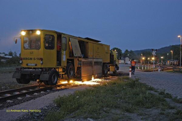 abendlicher Einsatz der Schleifmaschine
