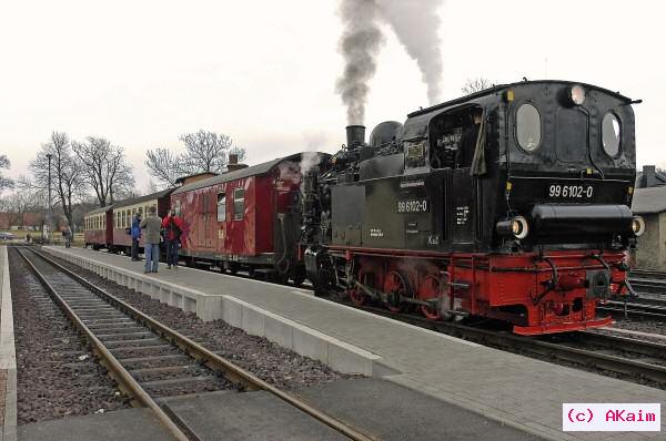 Zug mit Lok 99&nbsp;6102 im Bf Gernrode